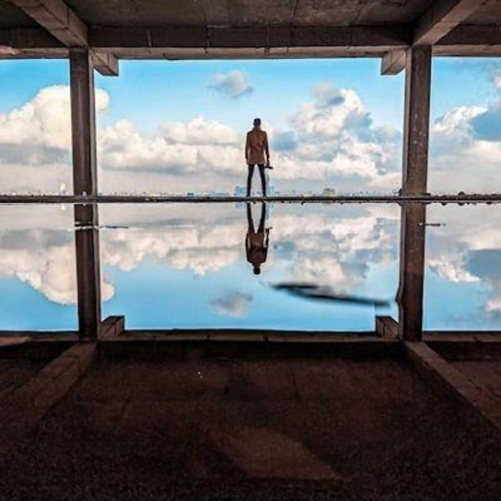 https://unsplash.com/de/fotos/ein-mann-steht-vor-einem-grossen-fenster-D4_jfTRimZ8